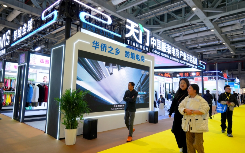 天门企业组团亮相2026中国国际服装服饰博览会。姚涛摄