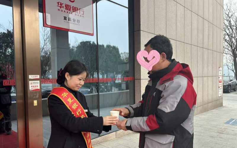 金融宣传小分队将服务送到城市奔波者身边。