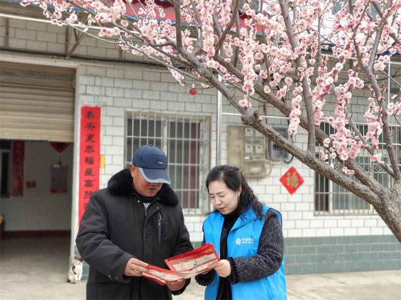 湖北移动工作人员为留守老人们讲解资费、调试手机，用优质服务温暖用户的心