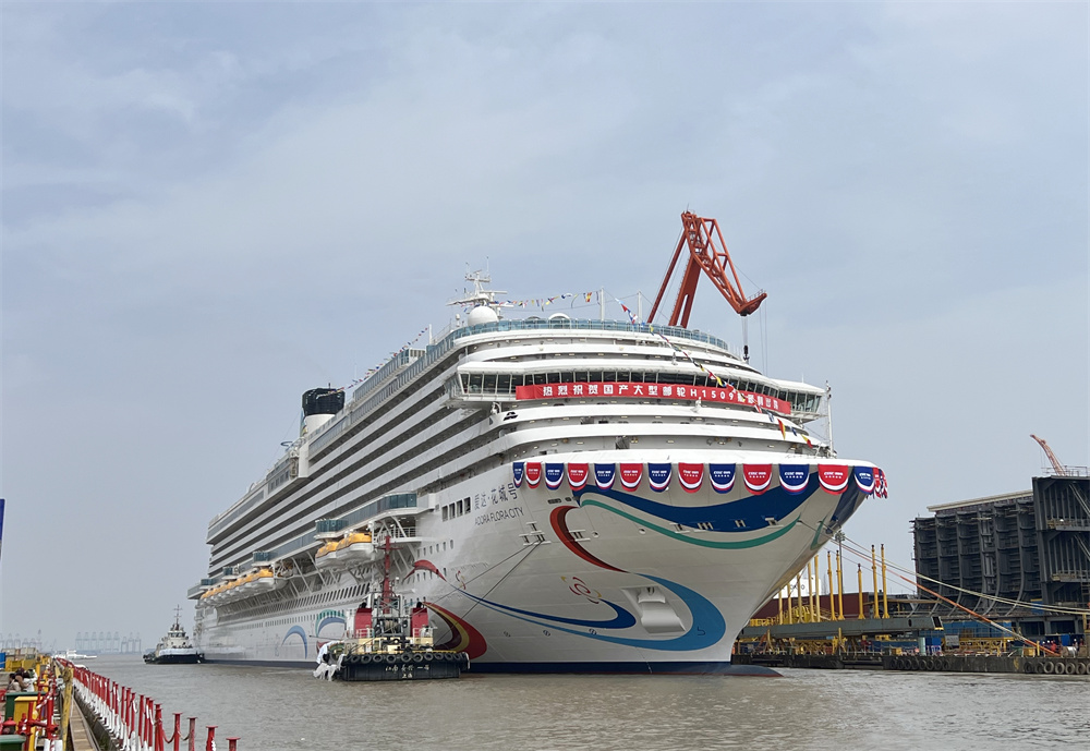 第二艘国产大型邮轮“爱达·花城号”出坞。人民网记者 葛俊俊摄