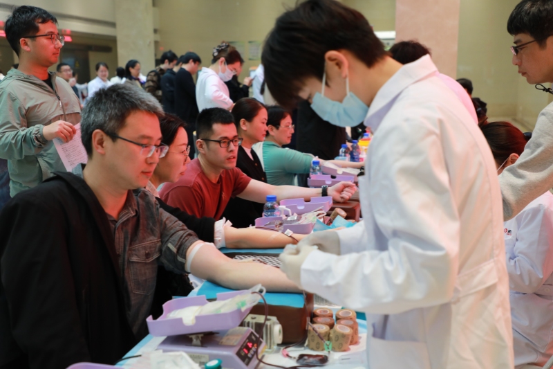 武汉市第四医院开展无偿献血。杨京摄