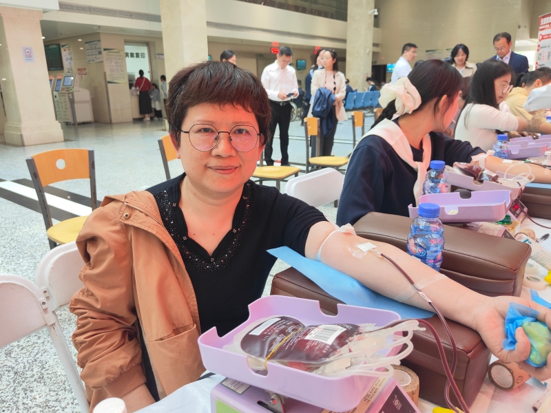 李敏正在献血。肖莉娇摄