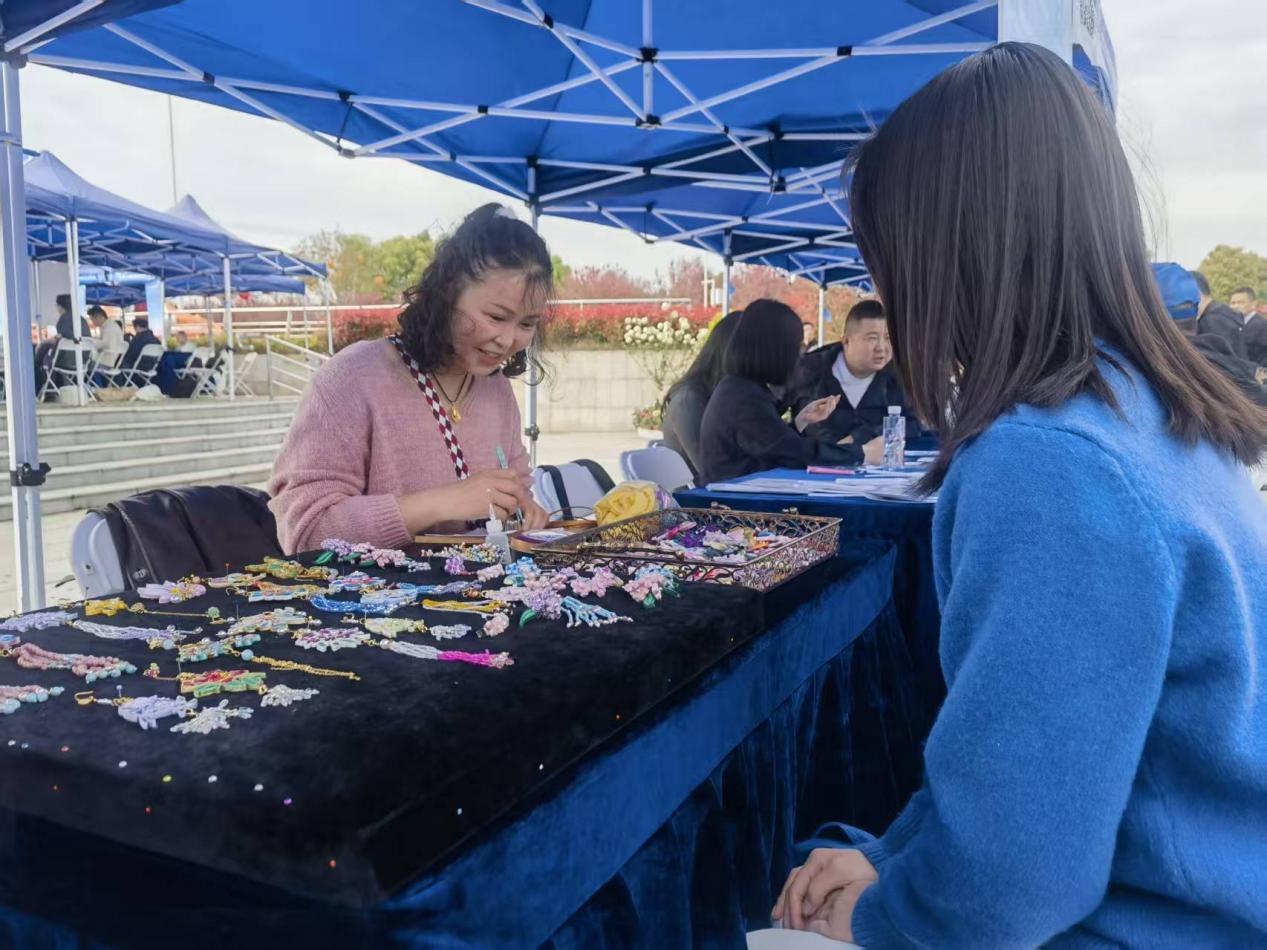 盘扣工艺品吸引宝妈兴趣。