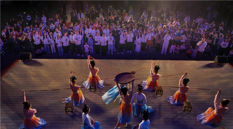 港澳企业家和青年们在郧西七夕天街观看《七夕乞巧》剧目展演。徐军摄