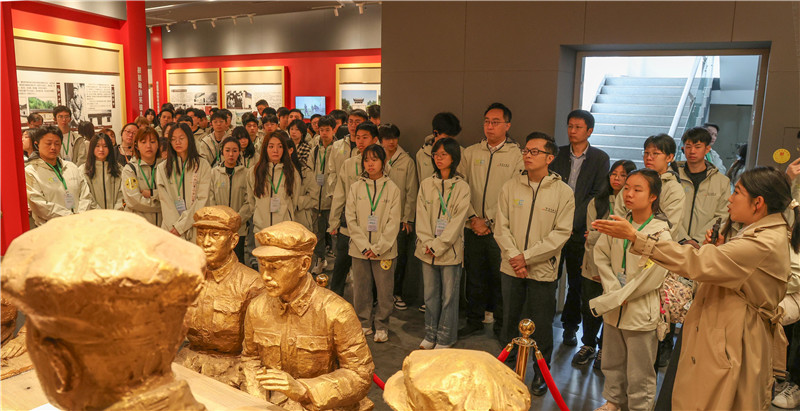 港澳企业家和青年们参观鄂豫陕革命烈士纪念馆。徐军摄