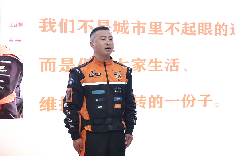 全国劳模张文强演讲。上海市总工会供图