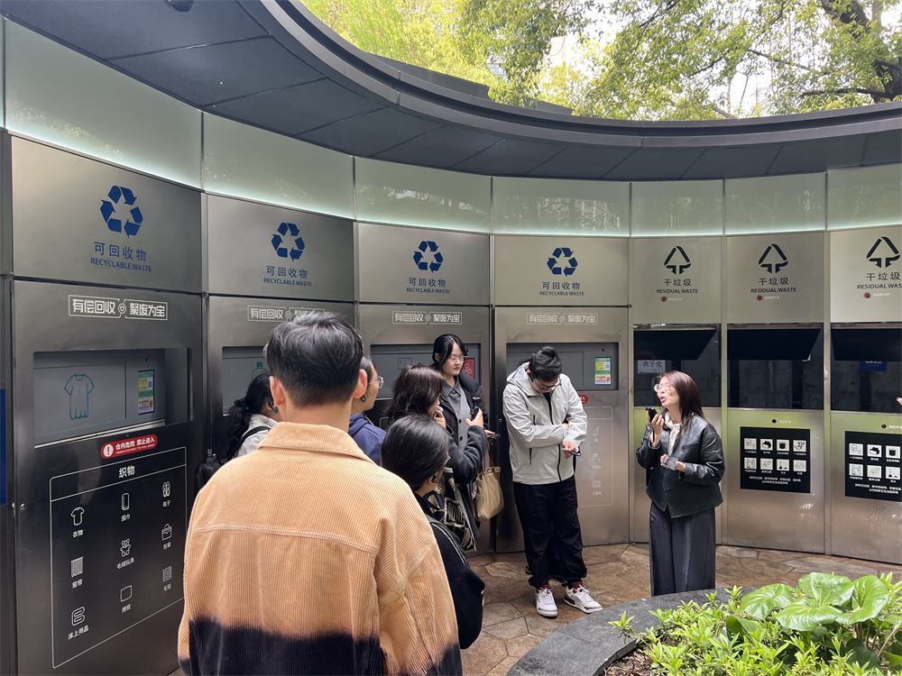 智能垃圾厢房。人民网记者 葛俊俊摄