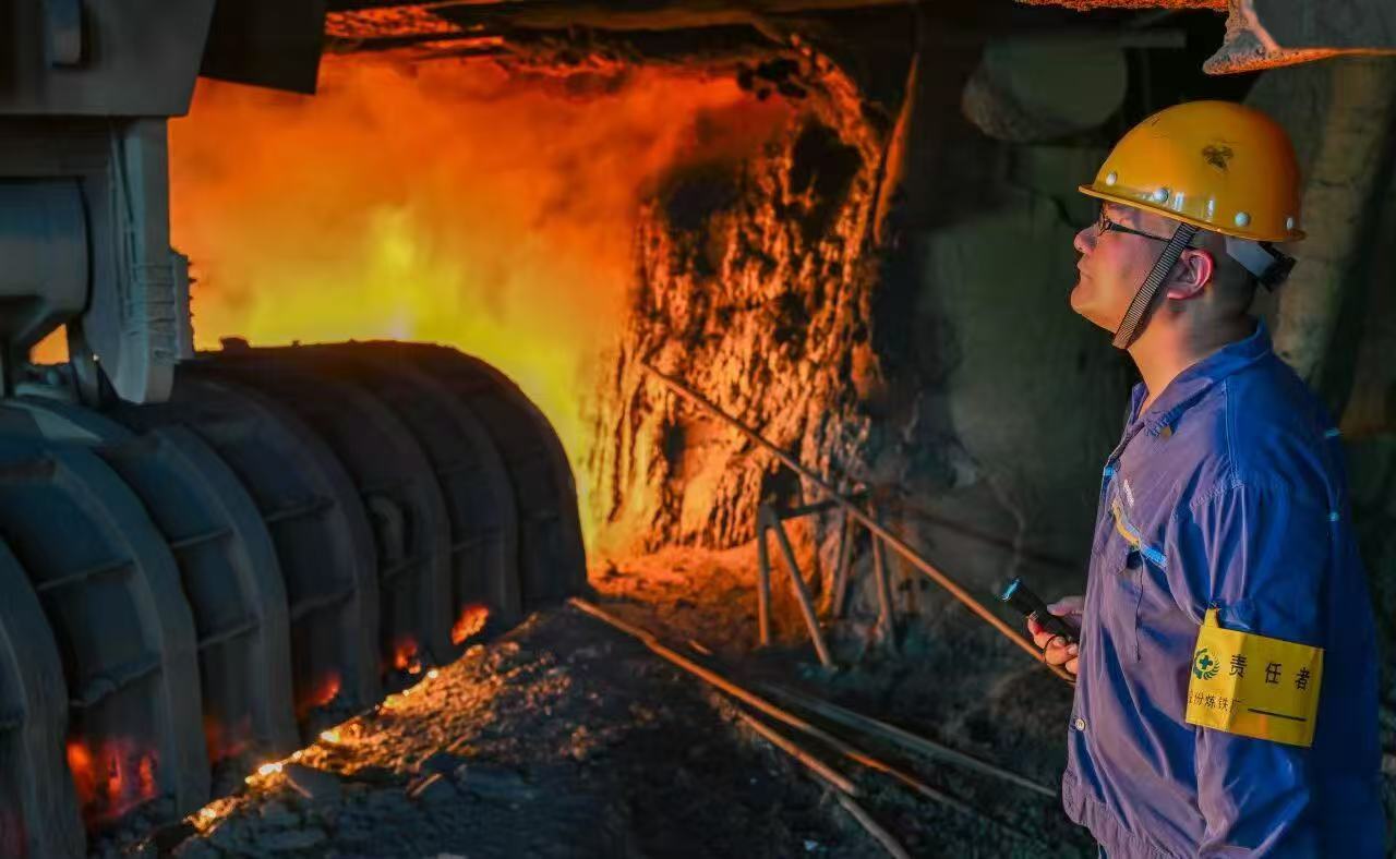 以往，高炉生产高度依赖经验判断。受访单位供图