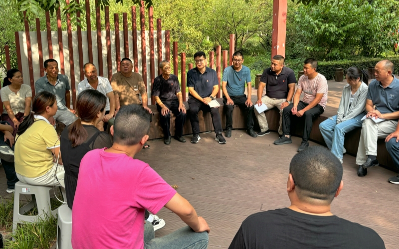 基层党员向零售户宣讲政策。