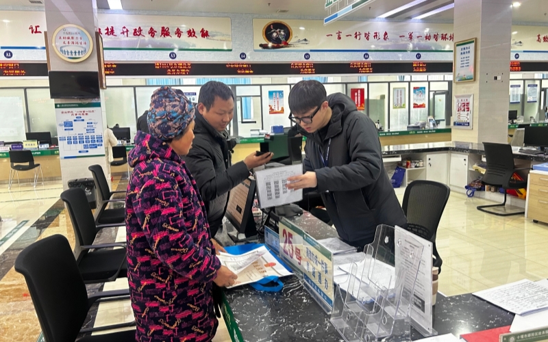 工作人员在服务大厅窗口接待咨询群众。闵瑞摄