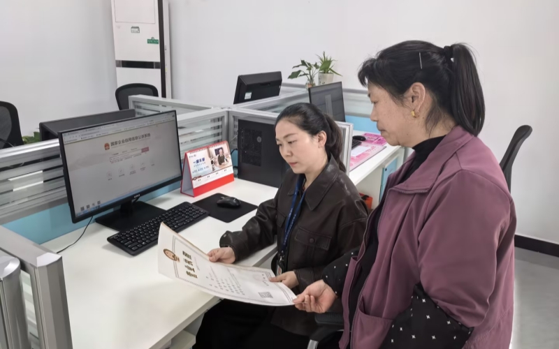 乡镇管理所工作人员解答群众办证疑问。孟少勇摄