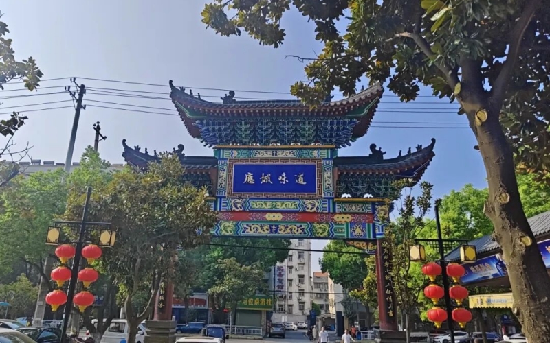 蒲阳美食街牌匾。孙缙摄