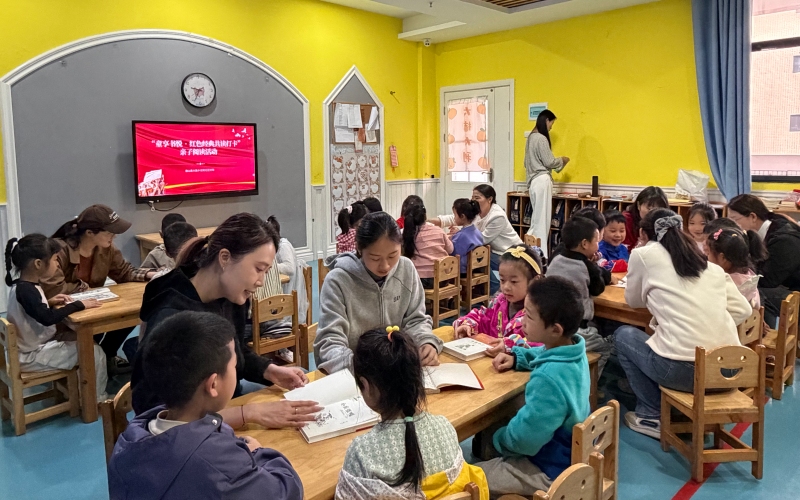 “书香润童心，陪伴共成长”亲子阅读现场。程思摄