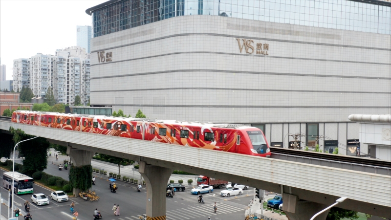 “英雄红”无偿献血主题涂鸦列车