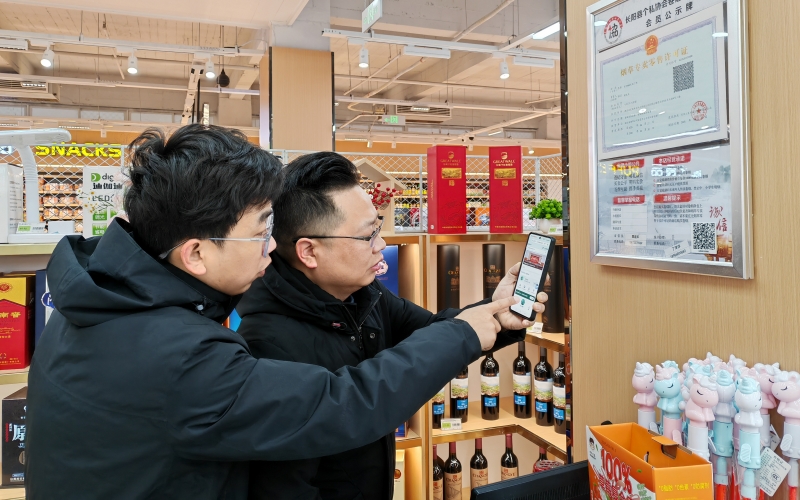 长阳烟草部门青年员工开展纪法宣传。