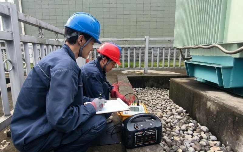 国网湖北直流公司试验班副班长章昆、试验人员方子健测试站用变压器直流电阻。孙威龙摄