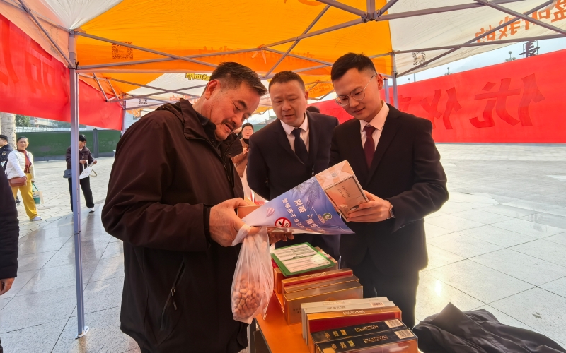 长阳烟草部门工作人员讲解卷烟鉴别技巧。