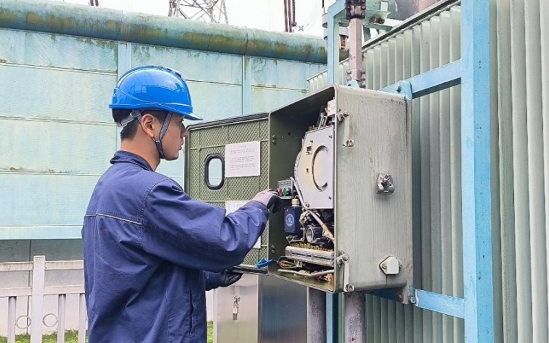 国网湖北直流公司试验人员陈俊武配合切换有载调压开关档位。孙威龙摄