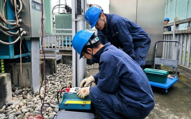 国网湖北直流公司试验人员闫祖飞、陈俊武利用大电流测试回路电阻。孙威龙摄