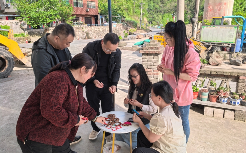 慕名而来的消费者聚集在小院中。易利华摄。