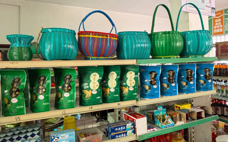 黄德平编织的特色竹筐在店内展示售卖。易利华摄