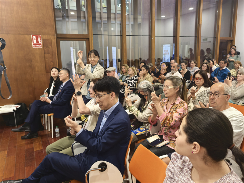 巡讲巡展活动现场，当地民众体验八段锦、穴位按压。校方供图