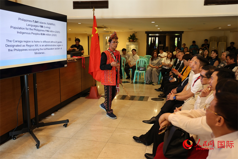 武端市民俗文化专家向现场来宾讲解巴朗盖船历史。人民网记者 樊帆摄