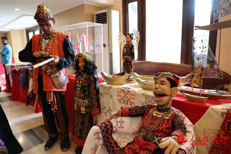 现场展览的棉兰老岛马诺博民族纺织品艺术和特色木偶。人民网记者 樊帆摄