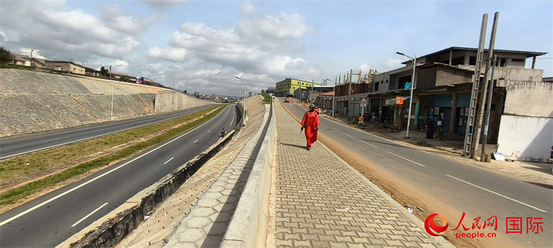 Y4公路一瞥 人民网记者 黄培昭摄