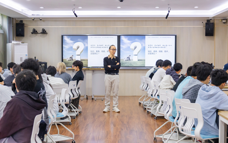 图为学校今年4月份开设的储能微专业开课 摄影:余剑韬