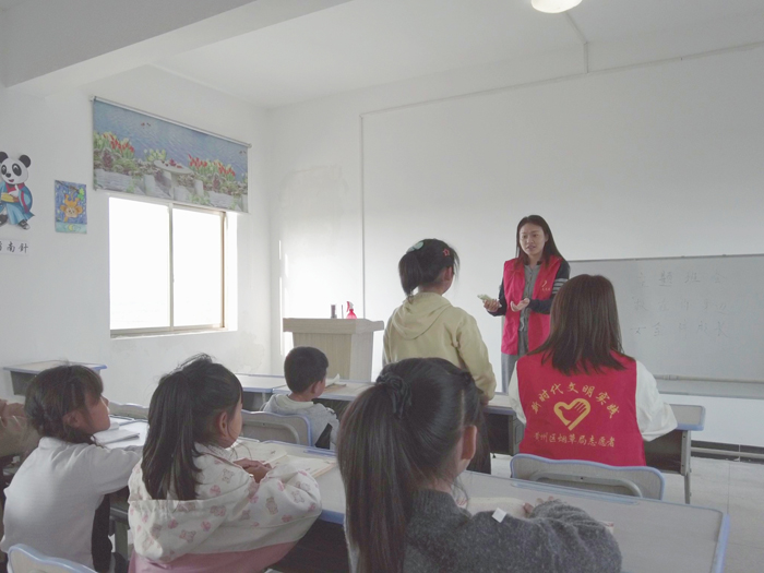 青年志愿服务队联合村“两委”为孩子打造“四点半小课堂”