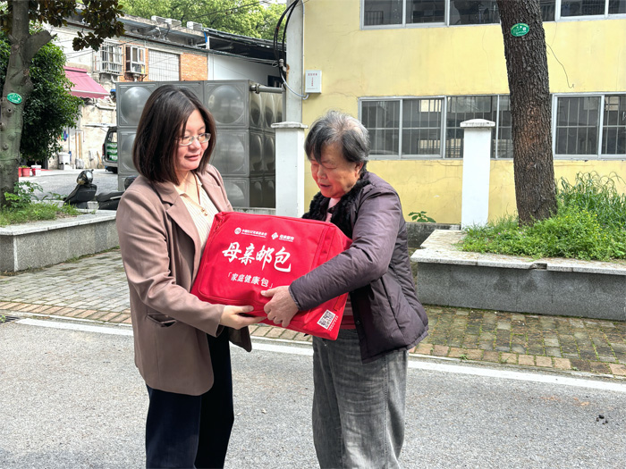 志愿者为辖区户送去“爱心邮包”