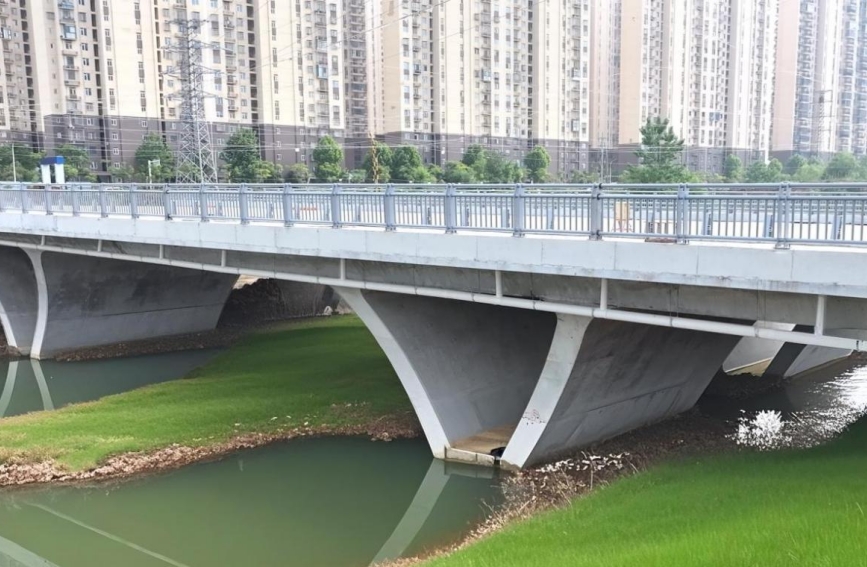 跨花山河桥梁桥身。
