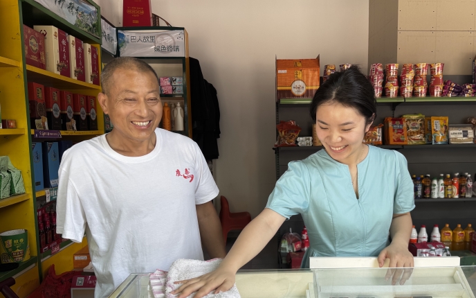 长阳烟草部门青年员工帮扶困难零售户