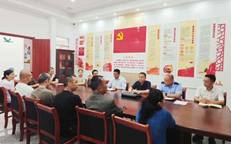 洪湖市局组织开展民法典专题法治培训。