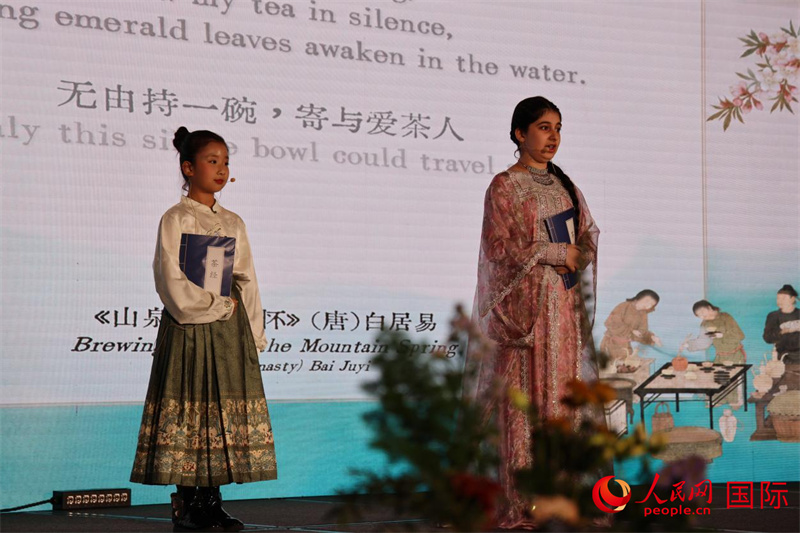 活动上,中阿两国青少年朗诵中国茶文化经典。人民网记者 张志文摄