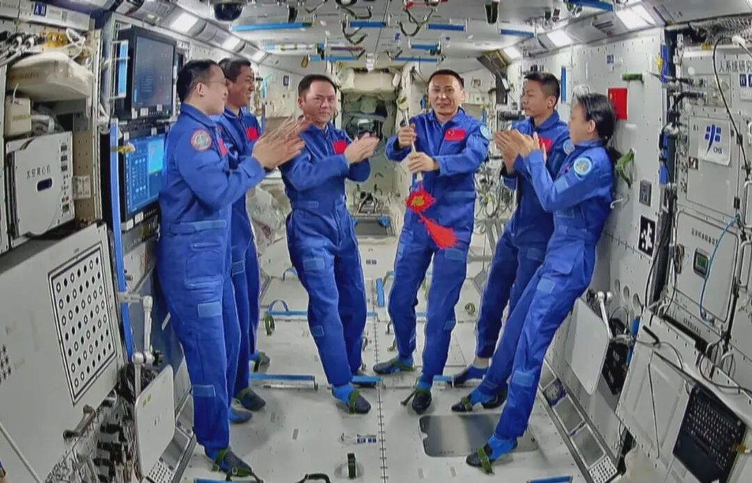 神舟二十一号和神舟二十三号航天员乘组完成在轨交接。来源：中国载人航天