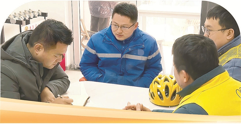 张兵代表(左一)走访快递点,收集意见建议。