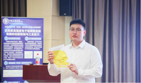 王金可在答辩中展示实践成果。校方供图