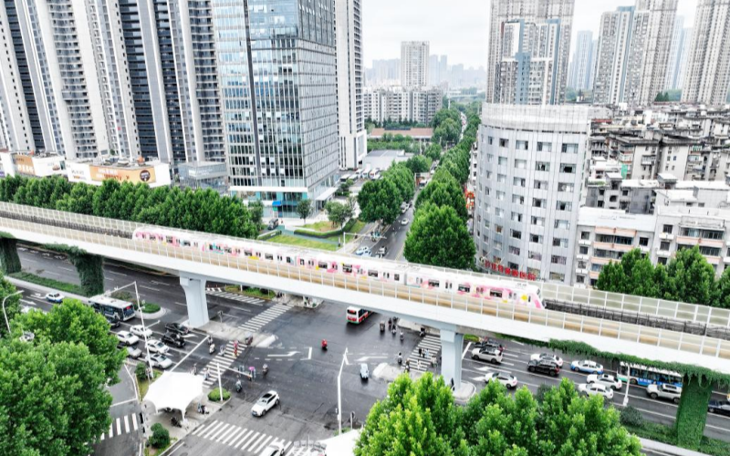 改造提升后的解放大道汉西一路路口。