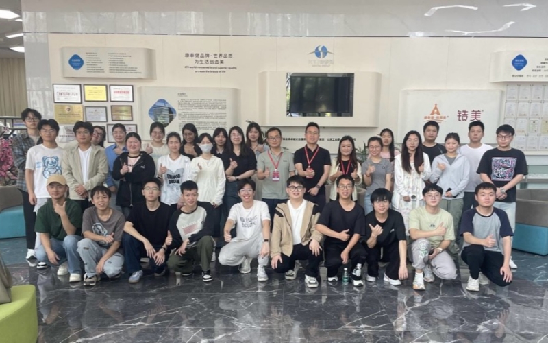 武汉文理学院医学院与深圳康泰健医疗股份有限公司首批口腔医学技术专业“2.5+1.5”产教融合实验班师。