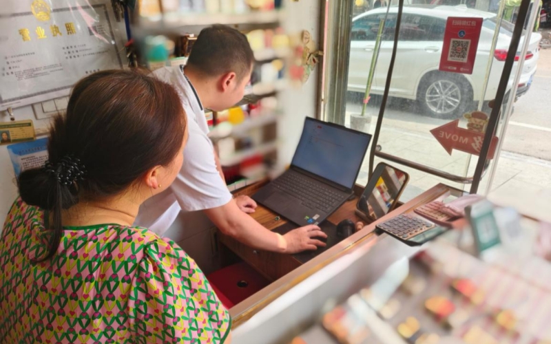 客户经理指导店铺经营。