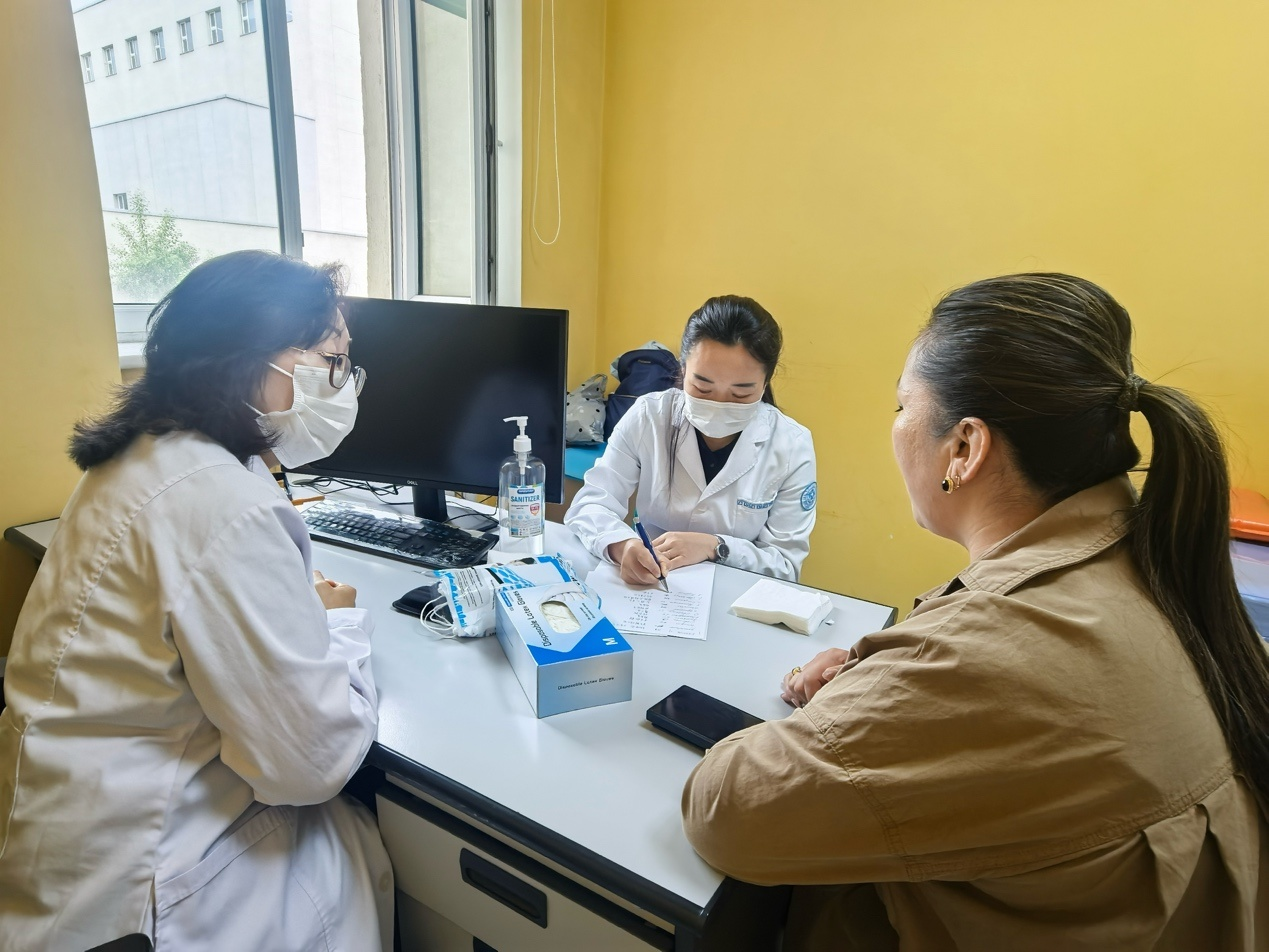 中国医疗专家在蒙开展义诊。内蒙古自治区妇联供图