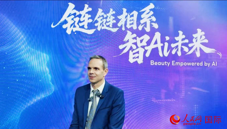 欧莱雅北亚及中国运营高级副总裁柏迈昂接受人民网专访。人民网记者 方经纶摄