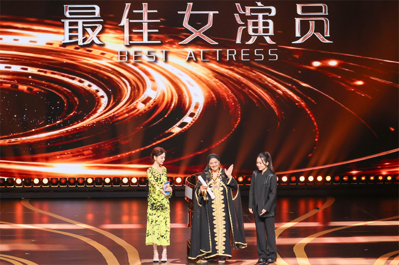 哈迪贾·阿玛里凭借《哈莉玛》获最佳女演员。人民网记者 王初摄