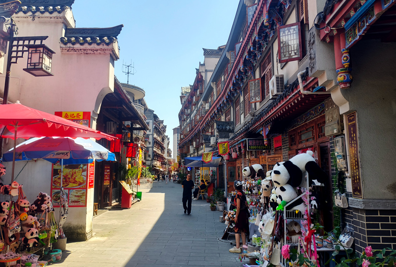 佛坪老街上遍布当地特色餐饮和文旅文创产品,相关产业增加了当地就业。人民网记者 孙博洋摄