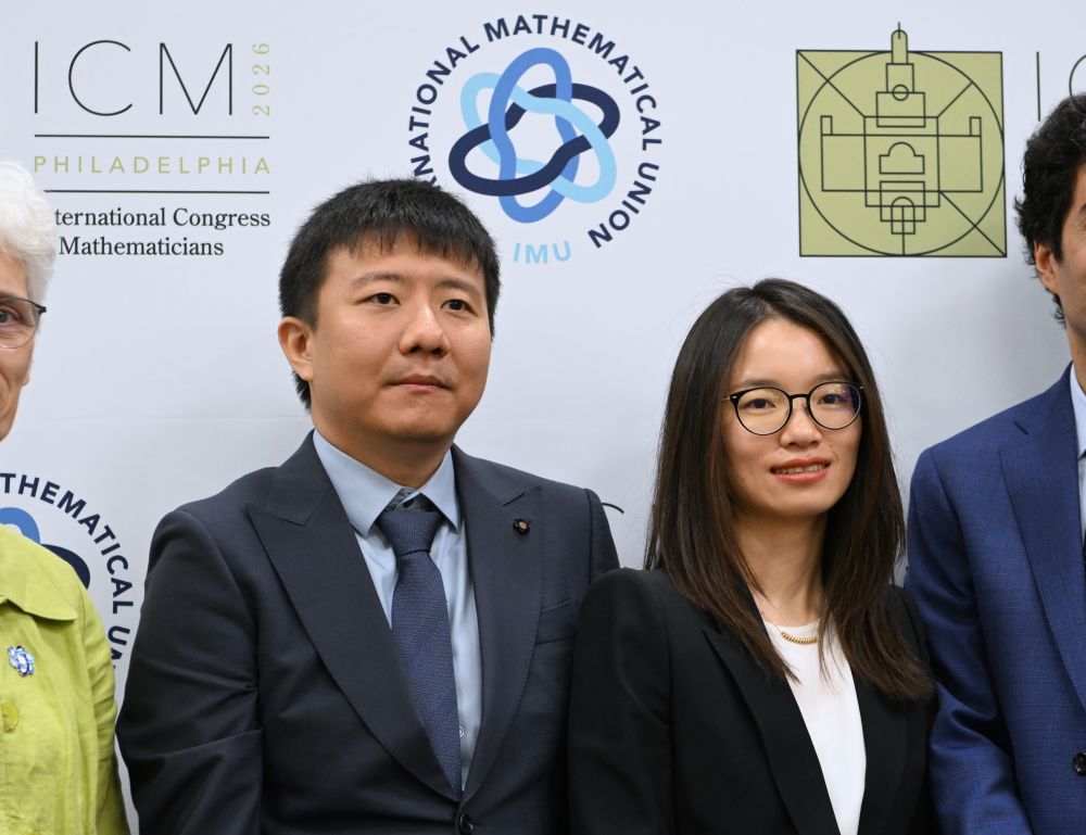 图为7月23日,在美国费城,中国数学家邓煜(左)、王虹在获奖后的记者招待会上合影。新华社记者李睿摄