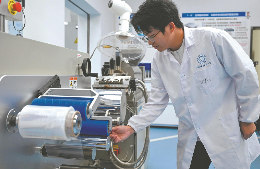 7月21日,在科学智能物质创制中心,科研人员将聚合材料加工成薄膜。