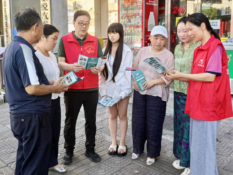 执法人员到商业街开展普法宣传活动。