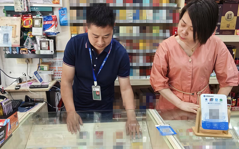 客户经理为客户打理柜台